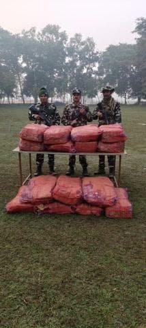 नरपतगंज - एसएसबी ने 1350 बोतल नेपाली शराब किया जब्त, तस्कर मौके से फरार