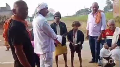 रमकंडा: डालटनगंज: भंडरिया विधानसभा क्षेत्र के निर्दलीय विधायक प्रत्याशी ने मुसहर परिवारों के बीच कपड़ों का वितरण किया