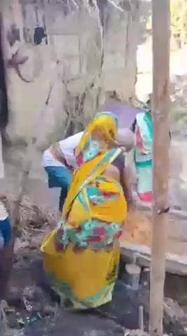 ये घाटना मधुबनी जिला के चानपुरा गांवबकी हे जो एक आदमी एक लेडिश की बिच में घुस कर मरने की धमकी दे रहा हे #madhubani