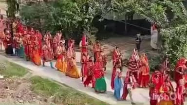 महुआ: महुआ के मोहनपुर धनराज गांव में नवनिर्मित हनुमान मंदिर में प्राण प्रतिष्ठा के लिए भव्य कलश यात्रा निकाली गई