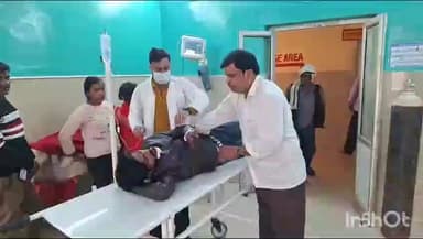 कन्नौज: मंडी समिति के निकट ब्रिज के पास स्कूटी और ई-रिक्शा की भिड़ंत, कुल 5 लोग घायल, जिला अस्पताल में हुआ उपचार