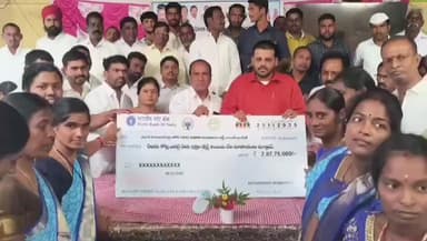 అల్లాదుర్గం: కొరివి పల్లి గ్రామంలో సహాయ సంఘాలకు చెక్కులను అందజేస్తున్న ఎమ్మెల్యే రోహిత్ రావు