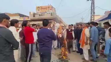 सीकरी: नवगठित सीकरी पंचायत समिति के रद्द होने से लोगों में रोष, सरकार का पुतला जलाकर जताया विरोध