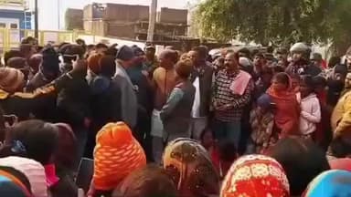 बिश्रामपुर: विश्रामपुर: बरवाडीह में ग्रामीणों ने रेहला-पांडु मुख्यपथ को किया जाम