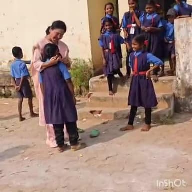 बालोद: गुदुम स्कूल निरीक्षण में पहुंची बालोद कलेक्टर ने स्कूली छात्रा के बाल में लगे रीबन को बांधा, वीडियो हो रहा वायरल
#वायरल