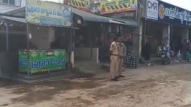 పాతపట్నం: వెన్నెలవలస ప్రాంతాల్లో నిర్మిస్తున్న థర్మల్ పవర్ ప్లాంట్కు వ్యతిరేకంగా చేపట్టనున్న ఆదివాసీల ర్యాలీని అడ్డుకున్న పోలీసులు