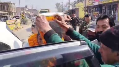 चान्हो: बीजूपाड़ा चौक में जिला परिषद सदस्य आशुतोष तिवारी ने आजसू सुप्रीमो सुदेश महतो का स्वागत किया