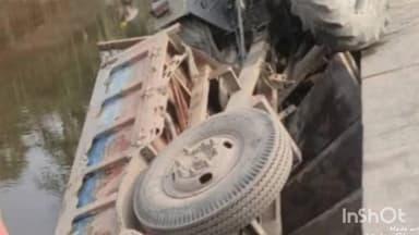 रिविलगंज: सोंधी नदी पर निर्माणाधीन पुल के पास डायवर्सन धंसा, ड्राइवर ने कूदकर बचाई जान