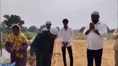 మిస్బా కుటుంబ సభ్యుల గృహ నిర్మాణ ప్రారంభ పనుల్లో పాల్గొన్న.
మదనపల్లె ఎమ్మెల్యే షాజహాన్ భాషా.