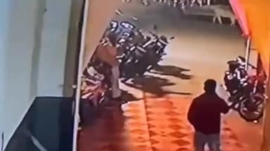 तिलहर: कटरा के एस के मैरिज लॉन के बाहर से बाइक चोरी, पूरी घटना सीसीटीवी में कैद हुई