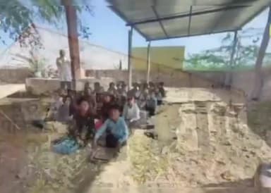 रामसर: डब्बे का पार स्कूल में शिक्षा व्यवस्था बदहाल, कक्षाओं का अभाव, बच्चे जमीन पर बैठकर पढ़ाई करते हैं