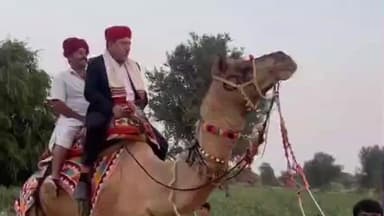 सेड़वा: सेड़वा के एसडीएम ने ऊंट पर बैठकर रेतीले धोरों में किया वोटर्स का सर्वे