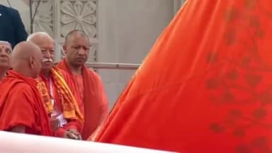 अयोध्या धाम श्री राम मंदिर में आज हुआ भव्य ध्वज पूजन
हमारे देश के यशस्वी प्रधानमंत्री द्वारा ध्वज को शिखर तकपहुंचाया गय