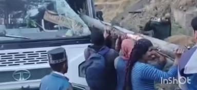 चच्योट: गोहर उपमंडल में बड़ा हादसा टला, लंबाथाच–कल्हणी–कराची सड़क पर बस के शीशे में घुसा पेड़, एक यात्री घायल