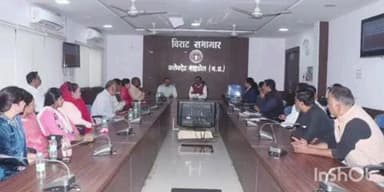 सोहागपुर: कलेक्ट्रेट कार्यालय के विराट सभागार में पार्षदों की बैठक संपन्न, कलेक्टर रहे मौजूद