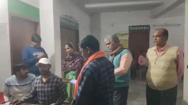 हरनौत: प्रखंड कार्यालय परिसर स्थित ई-किसान भवन में निबंधित किसानों को जरूरत के अनुसार गेहूं का बीज बांटा जा रहा है