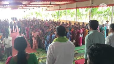 ఆలేరు: ఆలేరు పట్టణంలో మహిళలకు వడ్డీ లేని రుణాల చెక్కును అందజేసిన ప్రభుత్వ ఎమ్మెల్యే బీర్ల ఐలయ్య