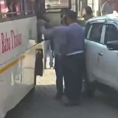 ढटवाल: बिझड़ी बाजार में बस और कार के बीच हुई मामूली टक्कर, यातायात हुआ जाम