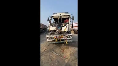 गंगरार: सर्विस रोड पर बजरी से भरे डंपर ने लगाई ब्रेक, पीछे से आ रहा ट्रेलर डंपर में जा घुसा