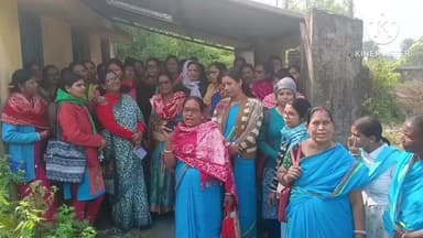 রঘুনাথপুর ২: ১১পয়সায় পুষ্টির খোঁজ, সরকারী বরাদ্দ অর্থ থেকে বেশি দামে কিনতে হচ্ছে ডিম,চেলিয়ামার CDPO অফিসে বিক্ষোভ ICDS কর্মীদের