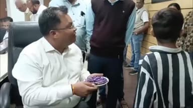 खुडैल: इंदौर कलेक्टर कार्यालय में जनसुनवाई, इलाज और मकान जैसी समस्याओं को लेकर पहुंचे लोग