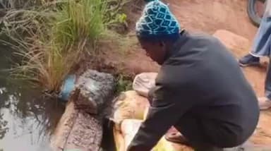 नौगढ़: नईया घाट में सड़क क्षतिग्रस्त होने से ग्रामीणों को हो रही परेशानी, ग्रामीणों ने जताई नाराजगी