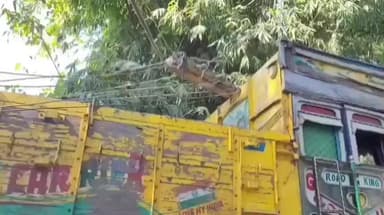 তুফানগঞ্জ ২: নিয়ন্ত্রণ হারিয়ে বিদ্যুতের খুঁটিতে ধাক্কা লরির, খুঁটি ভেঙে তার ঝুলে থাকায় চাঞ্চল্য ছড়িয়ে পড়ে ঘোনাপাড়া এলাকায়