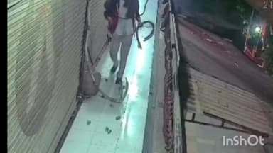 ચોરાસી: સુરતના ઉધના વિસ્તારમાં આવેલા અક્ષર કોમ્પલેક્ષમાં કોપર વાયર ની ચોરી કરતા ચોર સીસીટીવી માં કેદ.