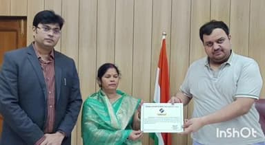 अकबरपुर: अंबेडकरनगर की बीएलओ आशा देवी को सम्मानित किया गया, 735 मतदाताओं की गणना प्रपत्रों का शत-प्रतिशत डिटिजाइजेशन किया