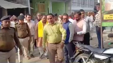 मशरक: आपदा प्रबंधन मंत्री ने व्यवसायी के निधन पर शोक जताया, गोला मंडी में परिजनों से की मुलाकात