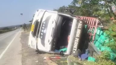 సదాశివనగర్: సదాశివనగర్ శివారులో 44వ జాతీయ రహదారిపై కోడిగుడ్ల లారీ బోల్తా, డ్రైవర్, క్లీనర్ కు గాయాలు, ఆస్పత్రికి తరలింపు