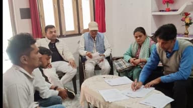 कांठ: ग्राम पट्टी मोढ़ा में एसआईआर अभियान के तहत बूथ संख्या 43 पर वोटरों के फार्म भरवाए गए