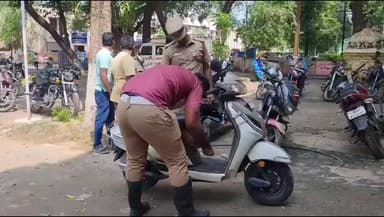 தஞ்சாவூர்: ஸ்கூட்டிக்குள் புகுந்த கொம்பேறி மூக்கன் ... போராடி பிடித்த தஞ்சாவூர் தீயணைப்பு படை வீரர்கள்