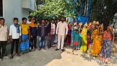 तुरकौलिया: बेलवाराय पंचायत के वार्ड 13 में पिछले 6 माह से नल जल बंद होने से नाराज ग्रामीणों ने मंगलवार को किया प्रदर्शन