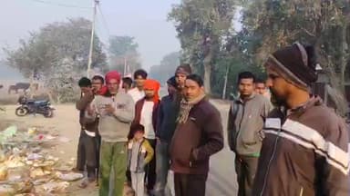 बदलापुर: पुरानी बाजार में स्थित निजी मैरिज लॉन के बगल कचरे के ढेर को देख ग्रामीणों में आक्रोश