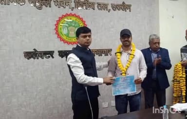 माकड़ोन: उज्जैन कलेक्टर ने गांव पचोला के बीएलओ दिग्विजय सिंह चौहान को प्रशस्ति पत्र दिया