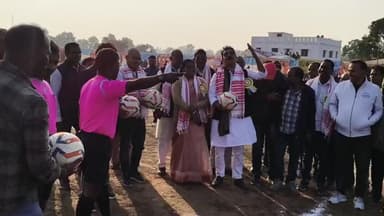 बूरमू: मांडू विधायक निर्मल महतो, पूर्व विधायक समरी लाल और देवेन्द्र स्वामी फुटबॉल टूर्नामेंट 2025 के उद्घाटन में बतौर अतिथि