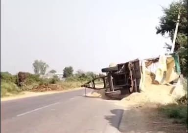 मुरैना: जोरा रोड पर बांसी नहर चौकी के पास भूसे से भरी ट्रैक्टर ट्रॉली पलटी, बड़ा हादसा टला