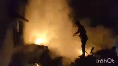 ডোমজুড়: হাওড়া ডোমজুড় থানা অন্তর্গত কাটলিয়া এলাকায় একটি প্লাস্টিক তৈরি কারখানায় আগুন।