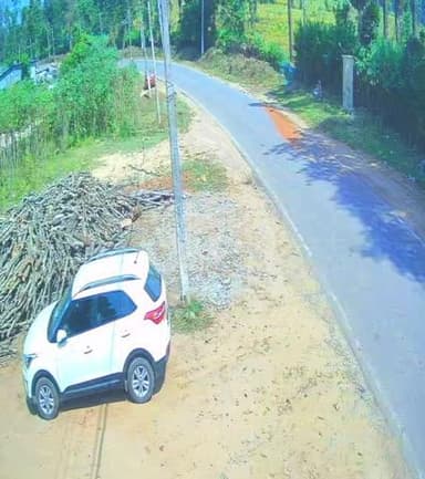 ಸೋಮವಾರಪೇಟೆ: ನಗರೂರು ಬಳಿ ಟಯರ್ ಸ್ಪೋಟ ರಸ್ತೆಗೆ ಪಲ್ಟಿಯಾದ ಪಿಕ್ ಅಪ್