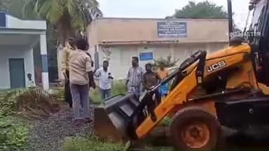 அரவக்குறிச்சி: ஊத்துப்பட்டி கிராமத்தில் இரு வேறு சமூகத்தினர் இடையே ஏற்பட்ட பிரச்சனையால் ஜேசிபி எந்திரம் வாலியில் அமர்ந்து போராட்டம் இளைஞர்