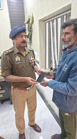 माधौगढ़: माधौगढ़ पुलिस ने खोए मोबाइल किए बरामद, एसपी ने मोबाइल किया सौंपा