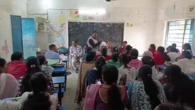 जलालगढ़: प्राथमिक स्वास्थ्य केंद्र जलालगढ़ में खसरा-रुबेला रोग के उन्मूलन के लिए विशेष चर्चा हुई