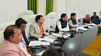 मोतिहारी: समाहरणालय स्थित डॉ. राधाकृष्णन सभा भवन में उप विकास आयुक्त की अध्यक्षता में मनरेगा योजना की समीक्षात्मक बैठक आयोजित हुई