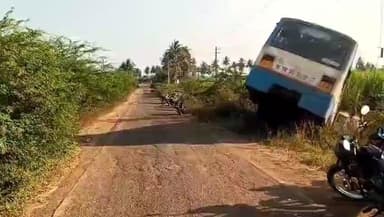 ಸವದತ್ತಿ: ಜಕಬಾಳ ಗ್ರಾಮದ ಬಳಿ ಸ್ಟೇರಿಂಗ್ ಬೇರಿಂಗ್ ಕಟ್ ಆಗಿ ಕಬ್ಬಿನ ಗದ್ದೆಗೆ ನುಗ್ಗಿನ ಕೆಎಸ್ ಆರ್ ಟಿ ಸಿ ಬಸ್