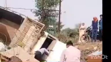रायपुर कर्चुलियान: रीवा में दहेज से लदा वाहन पलटा, दो लोग घायल, स्थानीय लोगों ने घायलों को बाहर निकाला