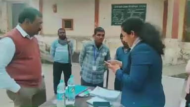सोहागपुर: कलेक्टर ने नगर के मतदान केंद्र का निरीक्षण किया, एस.आई.आर. कार्य समय पर पूरा करने का निर्देश दिया
