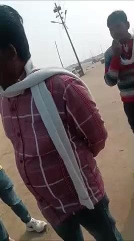 करछना प्रयागराज संगम किनारे अवैध वसूली कर रहे हैं गुंडा माफिया नाभिकों से लिया जा रहा है जबरन पैसा