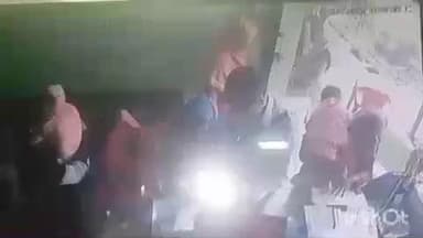 धौरहरा: खमरिया कस्बे में दिनदहाड़े ज्वेलर्स की दुकान से महिला ने उड़ाए जेवर, सीसीटीवी कैमरे में कैद हुई वारदात