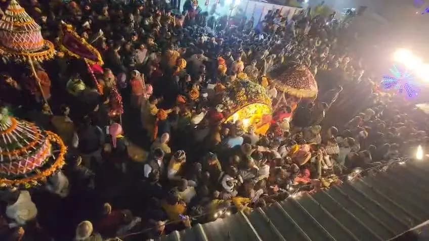 श्रीराम विवाह महोत्सव ओरछा धाम : दूल्हा सरकार की बारात नगर भ्रमण होते हुए
#ramvivah #VivahPanchami #ओरछा #CultureDepar...